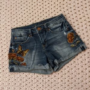 Floral Embroidered Shorts 💙